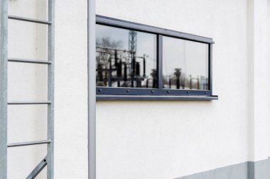 Pencereleri kapalı elektrik santrali binası.