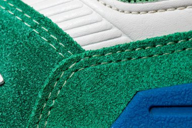 Moda süet spor ayakkabısı, yakın çekim, makro çekim, arka plan..