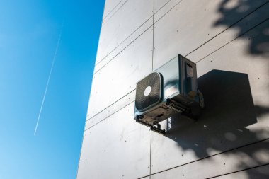 Evin dış duvarında klima var.