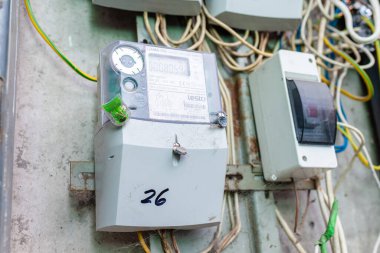 Bir apartmanın merdiven boşluğunda ev elektrik sayacı. Telsiai, Litvanya. 05-24-2024.