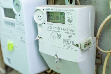 Bir apartmanın merdiven boşluğunda ev elektrik sayacı. Telsiai, Litvanya. 05-24-2024.