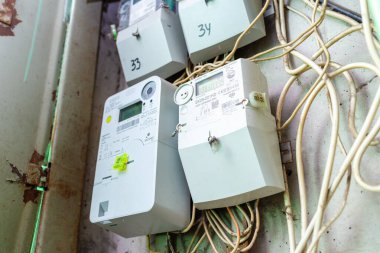 Bir apartmanın merdiven boşluğunda ev elektrik sayacı. Telsiai, Litvanya. 05-24-2024.