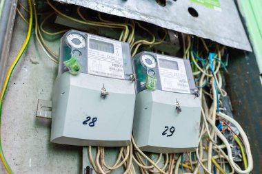 Bir apartmanın merdiven boşluğunda ev elektrik sayacı. Telsiai, Litvanya. 05-24-2024.