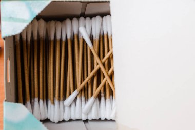 Kulak temizliği için birkaç kulak kıracağı. Boşluğu kopyala.