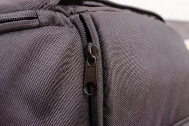 Fermuarlı seyahat sırt çantasının yakın çekimi, yaz tatiline hazırlanma.