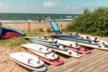 Sörf tahtaları yüzdükten sonra kaldırılır. Klaipeda, Litvanya. 07-17-2024.