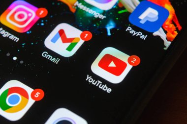 Android facebook instagram gmail youtube paypal uygulama simgesi siyah telefon ekranı yakın çekim makro çekim. Telsiai, Litvanya.08-14-2024.