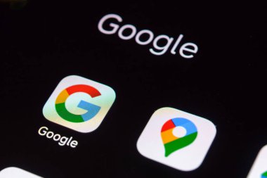 Google 'da android uygulama simgesi siyah telefon ekranı yakın çekim makro görüntüsü ara. Telsiai, Litvanya.08-14-2024.