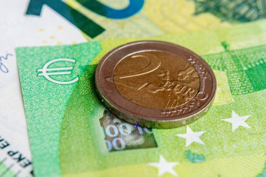 Euro 'nun mevcut parasının bir kısmı ve iki madeni para geçmişi, Avrupa Birliği para işareti.