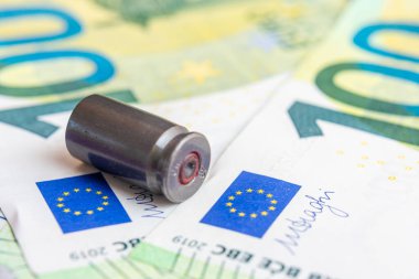 Kurşunun boş kabuğu Avrupa 'nın parasında yatıyor. Ukrayna savunma savaşı finansmanı kavramı. AB 'den Ukrayna' ya yardım.