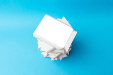 Reklam için beyaz, boş bir model. Mavi arka planda plastik plastik ilaç kutusu var. Üst görünüm.