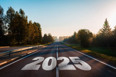 Hedef kelime takvimi 2025 otoyolda asfalt yolun ortasında altın gün batımında ve güzel mavi gökyüzünde yazıldı. 2025 yılı kavramı.