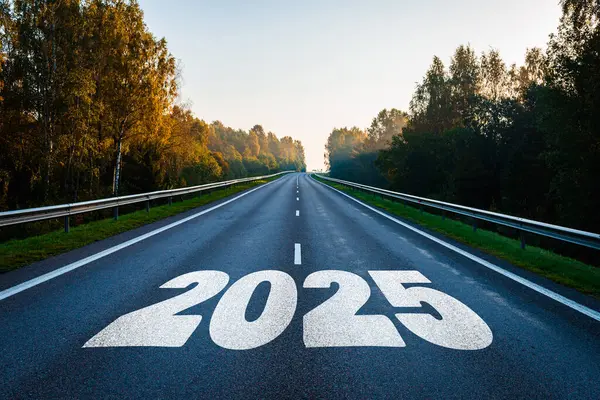 Metin 2025 asfalt yolun ortasında gün batımında yazılmış. Yeni yıl 2025 ya da yeni yıl konsepti. Planlama, hedef, meydan okuma, yeni yıl çözümü kavramı.