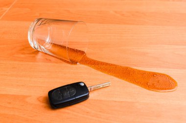 Araba anahtarı, alkol, cam masa, bira kutuları..