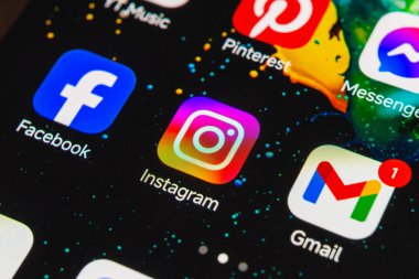 Akıllı telefon ekranındaki Instagram simgesine yakın plan. Telsiai, Litvanya. 01 12 2025.
