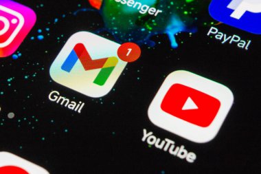 Youtube 'a yakın çekim, akıllı telefon ekranında Gmail simgesi. Telsiai, Litvanya. 01 12 2025.