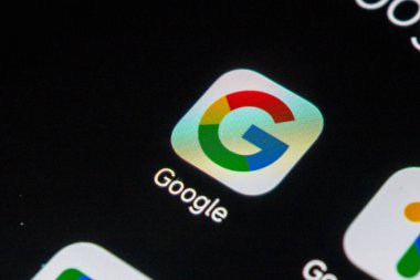 Akıllı telefon ekranındaki Google simgesine yakın çekim. Telsiai, Litvanya. 01 12 2025.