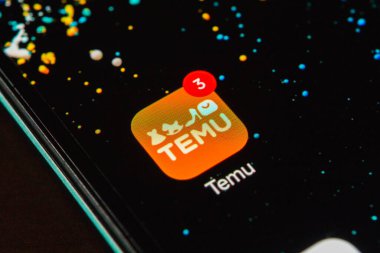 Akıllı telefon ekranında Temu çevrimiçi alışveriş platformu ikonunun yakın plan görüntüsü. Telsiai, Litvanya. 01 12 2025.