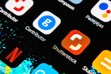 Akıllı telefon ekranında Shutterstock katılımcı simgesinin yakın plan görüntüsü. Telsiai, Litvanya. 01 12 2025.
