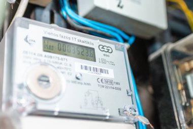 Akıllı elektrik sayacına yakın çekim, dijital güç kullanımı, modern akıllı şebeke yerleşim aygıtı, kapalı alan, seçici odaklanma, teknoloji konsepti. Telsiai, Litvanya. 05-26-2025.