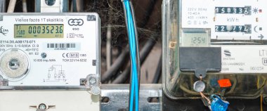 Akıllı elektrik sayacına yakın çekim, dijital güç kullanımı, modern akıllı şebeke yerleşim aygıtı, kapalı alan, seçici odaklanma, teknoloji konsepti. Telsiai, Litvanya. 05-26-2025.