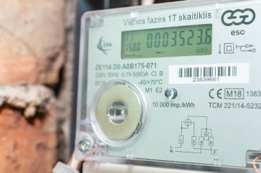 Akıllı elektrik sayacına yakın çekim, dijital güç kullanımı, modern akıllı şebeke yerleşim aygıtı, kapalı alan, seçici odaklanma, teknoloji konsepti. Telsiai, Litvanya. 05-26-2025.