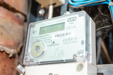 Akıllı elektrik sayacına yakın çekim, dijital güç kullanımı, modern akıllı şebeke yerleşim aygıtı, kapalı alan, seçici odaklanma, teknoloji konsepti. Telsiai, Litvanya. 05-26-2025.