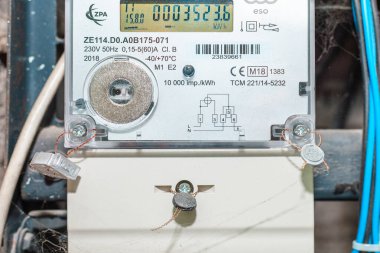 Akıllı elektrik sayacına yakın çekim, dijital güç kullanımı, modern akıllı şebeke yerleşim aygıtı, kapalı alan, seçici odaklanma, teknoloji konsepti. Telsiai, Litvanya. 05-26-2025.
