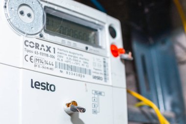 Akıllı elektrik sayacı, dijital ekran güç kullanımı, modern akıllı şebeke yerleşim aracı, kapalı alan, seçici odaklanma, teknoloji konsepti. Yakın plan. Telsiai, Litvanya. 05-26-2025.