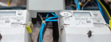 Akıllı elektrik sayacına yakın çekim, dijital güç kullanımı, modern akıllı şebeke yerleşim aygıtı, kapalı alan, seçici odaklanma, teknoloji konsepti. Telsiai, Litvanya. 05-26-2025.