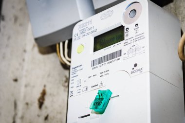 Akıllı elektrik sayacına yakın çekim, dijital güç kullanımı, modern akıllı şebeke yerleşim aygıtı, kapalı alan, seçici odaklanma, teknoloji konsepti. Telsiai, Litvanya. 05-26-2025.
