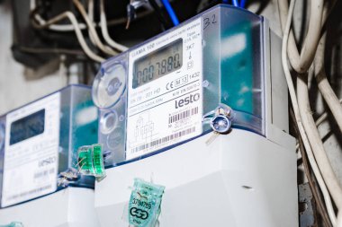 Akıllı elektrik sayacı, dijital ekran güç kullanımı, modern akıllı şebeke yerleşim aracı, kapalı alan, seçici odaklanma, teknoloji konsepti. Yakın plan. Telsiai, Litvanya. 05-26-2025.