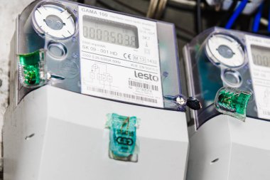 Akıllı elektrik sayacı, dijital ekran güç kullanımı, modern akıllı şebeke yerleşim aracı, kapalı alan, seçici odaklanma, teknoloji konsepti. Yakın plan. Telsiai, Litvanya. 05-26-2025.