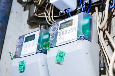 Akıllı elektrik sayacı, dijital ekran güç kullanımı, modern akıllı şebeke yerleşim aracı, kapalı alan, seçici odaklanma, teknoloji konsepti. Yakın plan..