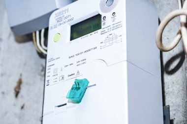 Akıllı elektrik sayacı, dijital ekran güç kullanımı, modern akıllı şebeke yerleşim aracı, kapalı alan, seçici odaklanma, teknoloji konsepti. Yakın plan..