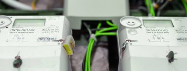 Akıllı elektrik sayacına yakın çekim, dijital güç kullanımı, modern akıllı şebeke yerleşim aygıtı, kapalı alan, seçici odak, teknoloji konsepti.