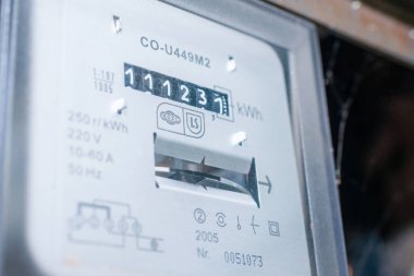 Akıllı elektrik sayacı, dijital ekran güç kullanımı, modern akıllı şebeke yerleşim aracı, kapalı alan, seçici odaklanma, teknoloji konsepti. Yakın plan..