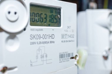Akıllı elektrik sayacı, dijital ekran güç kullanımı, modern akıllı şebeke yerleşim aracı, kapalı alan, seçici odaklanma, teknoloji konsepti. Yakın plan..