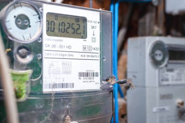 Akıllı elektrik sayacına yakın çekim, dijital güç kullanımı, modern akıllı şebeke yerleşim aygıtı, kapalı alan, seçici odak, teknoloji konsepti.