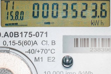 Akıllı elektrik sayacı, dijital ekran güç kullanımı, modern akıllı şebeke yerleşim aracı, kapalı alan, seçici odaklanma, teknoloji konsepti. Yakın plan..