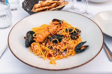 Norveç ıstakozu, makarna ve deniz ürünleri, karides ve midye, spagetti. Yemek için bir İtalyan kafesinde servis edilmiş. Akdeniz mutfağı.