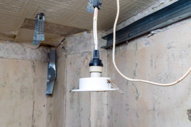 Eski konut banyosu ve tuvalet aydınlatma tesisatı. Lambalar, duvarlar, fayanslar için duvar hazırlığı, Euro tamiri. İç Yenileme.