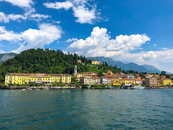Widok Budynki Kościół Brzegu Jeziora Como Bellagio Prowincja Como Włochy — Zdjęcie stockowe