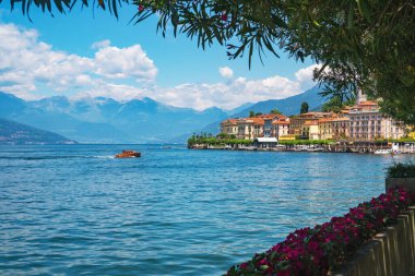 İtalya 'nın Lombardiya kentinin en ünlü ve pitoresk kasabalarından biri olan Bellagio' nun muhteşem panoramik manzarası Como Gölü ve Avrupa Alpleri 'nin çarpıcı manzarasıyla.