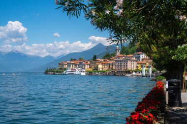 İtalya 'nın Lombardiya kentinin en ünlü ve pitoresk kasabalarından biri olan Bellagio' nun muhteşem panoramik manzarası Como Gölü ve Avrupa Alpleri 'nin çarpıcı manzarasıyla.