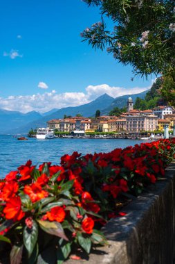 İtalya 'nın Lombardy kentinin en ünlü ve pitoresk kasabalarından biri olan Bellagio' nun göz kamaştırıcı manzarası Como Gölü ve Avrupa Alpleri.