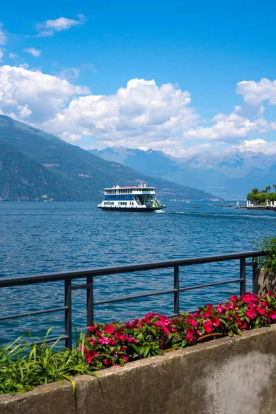 Biały Prom Pływający Wokół Brzegu Bellagio Pearl Lake Como Jednego — Zdjęcie stockowe