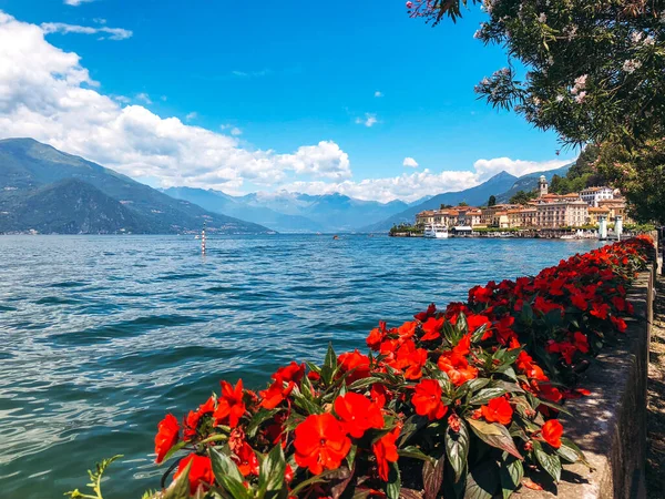 意大利伦巴第最有名的风景秀丽的城市之一贝拉吉奥的全景壮观 可俯瞰科莫湖和欧洲阿尔卑斯山的美景 免版税图库照片