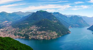 Lugano şehri, Lugano Gölü ve İsviçre Alpleri üzerindeki muhteşem panoramik manzara, Monte San Salvatore gözlem terasından görülebilir, Ticino kantonu, İsviçre.