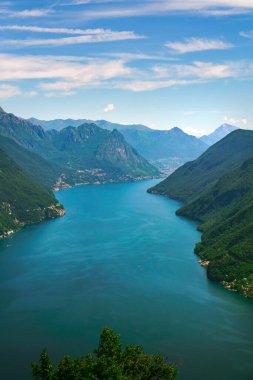 Lugano şehri, Lugano Gölü ve İsviçre Alpleri 'nin dağlık tepeleri, Monte San Salvatore gözlem terasından görülebilir, Ticino kantonu, İsviçre.